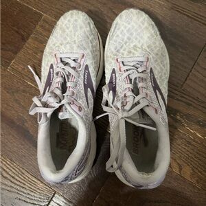 Brooks White and Purple Athletic Shoes with Breathable Mesh Ghosts 14